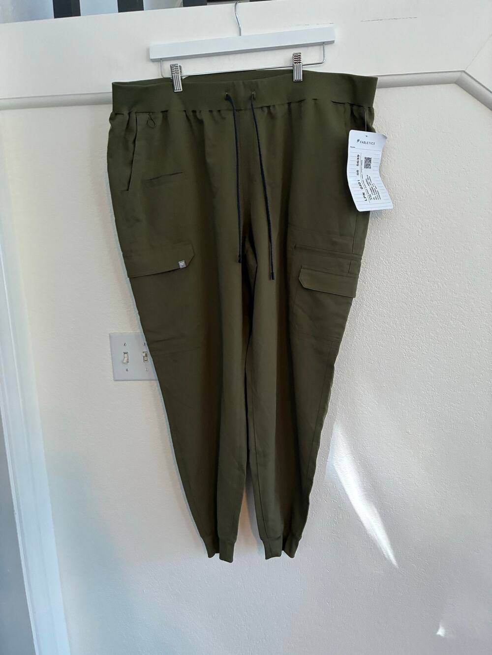 Fabletics NWOT Womens 2X Utiltiy Green Evoke Cargo Jogger Scrubs READ - Picture 1 of 8